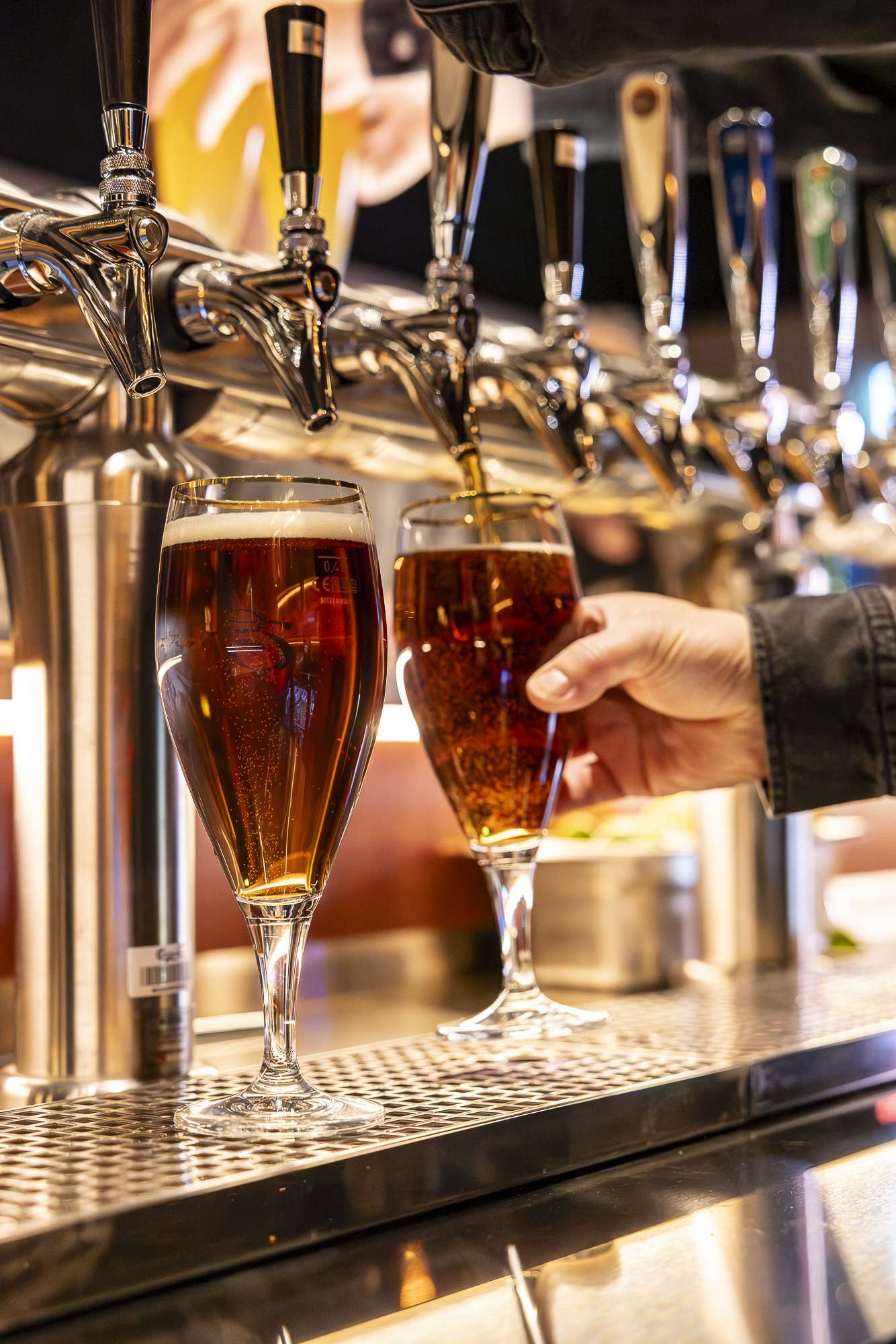 Två glas öl tappas upp på King's Hill
